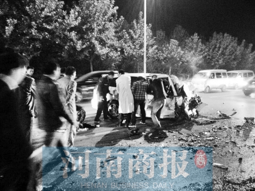 慘劇現(xiàn)場，眾人紛紛上前施救，有人拉住變形的車門，為傷者爭取救援時(shí)間