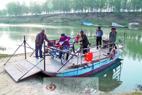 18年來，盛衛(wèi)川堅持每日如此，為河兩岸的人擺渡。