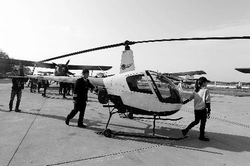 選拔賽現(xiàn)場(chǎng)，選手們正入場(chǎng)表演 記者 鄧萬(wàn)里/攝