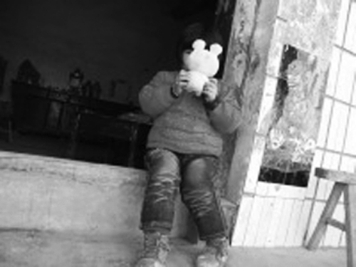 對自己的怪病，依依懵然無知。