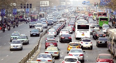 昨天下午，擁擠的花園路。 鄭州晚報記者 馬健 圖