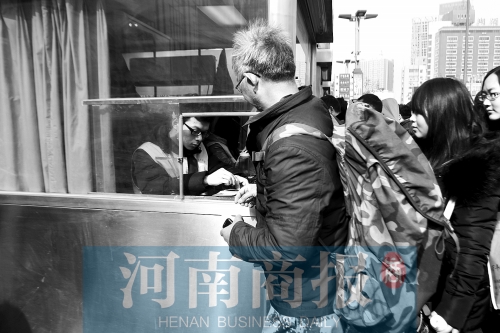 趙俊方在鄭州火車站進(jìn)站，準(zhǔn)備前往甘肅災(zāi)區(qū)和災(zāi)民一起過春節(jié)。記者 唐韜/攝