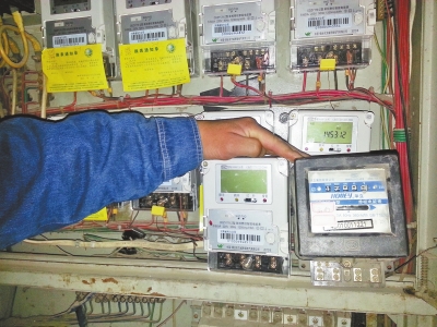 　跟智能電表（左）相比，老式機械電表（右）就像個“老古董”。