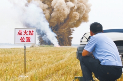 民警點(diǎn)火，引爆爆炸物品。