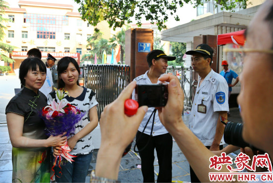 父親用手中的相機(jī)記錄下這重要的一刻。