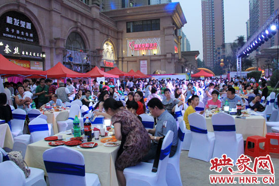 活動場面火爆,600多人免費大聚餐。