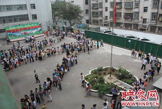 報名現(xiàn)場從一大早便已排起了長龍。