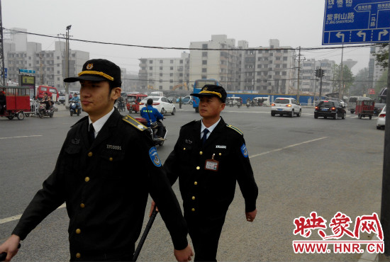 每天，老王的工作就是在火車站附近巡邏