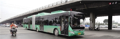 昨日上午，一輛B3快速公交測試車行駛在西三環(huán)的線路上。