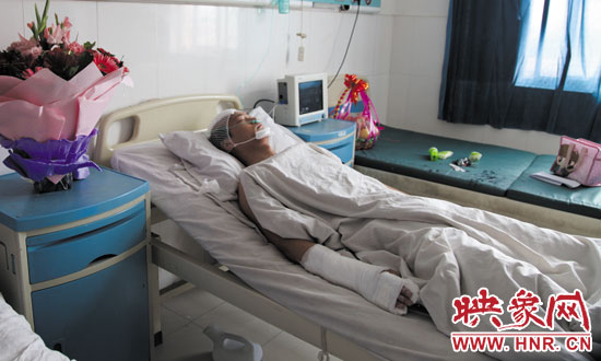 梁亮顱骨骨折、右胳膊肌腱被砍斷,手指受傷。