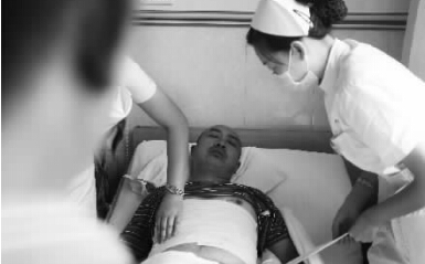 昨天，鄭州市第一人民醫(yī)院，被打傷的鄭州管城區(qū)執(zhí)法隊(duì)員唐建偉在接受治療。