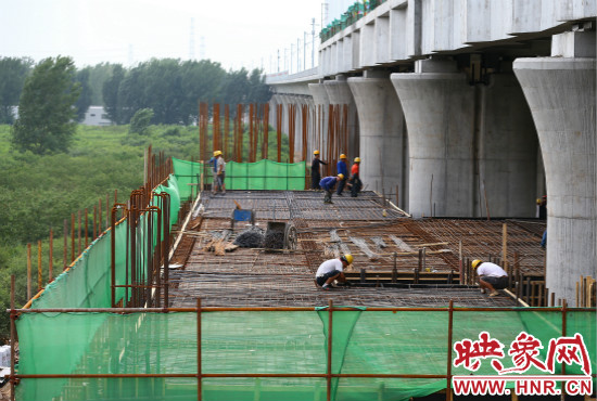 鄭信路站的工地上,工人正在加緊施工。