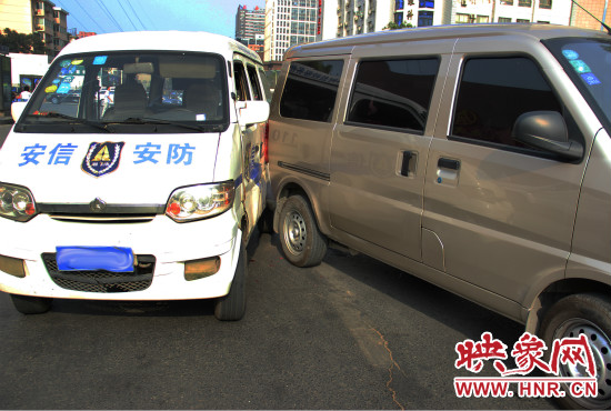 兩輛面包車也被牽連。