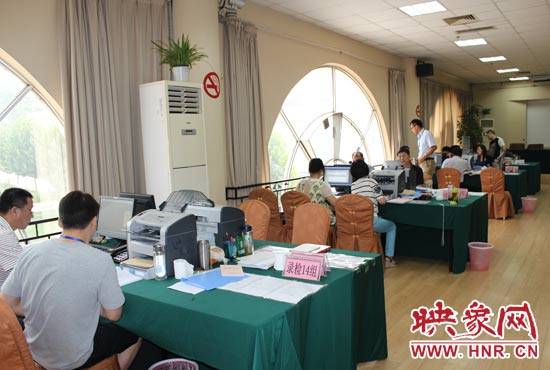 高招錄取現(xiàn)場錄檢組工作人員正在緊張工作中。