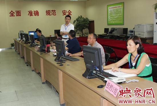 今年我省高招錄取工作正在平穩(wěn)正常開展，圖為投檔組工作人員。