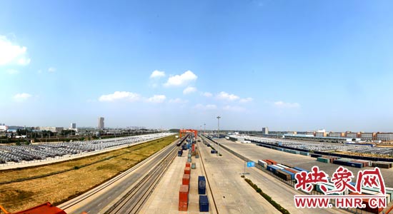 鄭州鐵路集裝箱中心站內(nèi)，滿載貨物的國際班列從這里開出。段晉哲/攝