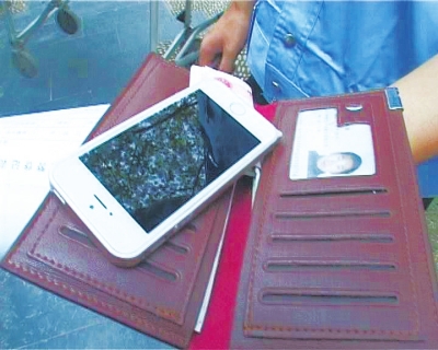 錢包里裝了5000來塊錢，懷里揣著最新的蘋果5S“土豪金”手機(jī)