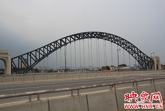 南水北調(diào)焦作城區(qū)內(nèi)的人民路橋