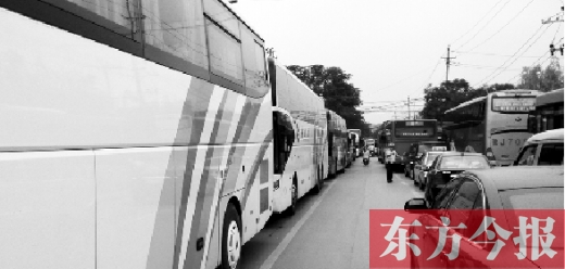 昨日，只能由東向西單行的鄭州市城南路上，闖進(jìn)了由西向東行駛的大巴車(chē)，造成嚴(yán)重交通擁堵