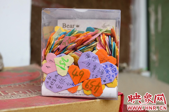 王書佳的床邊放著一個玻璃瓶子，里面是521顆紙心，是生日的時候同宿舍的朋友送給她的。