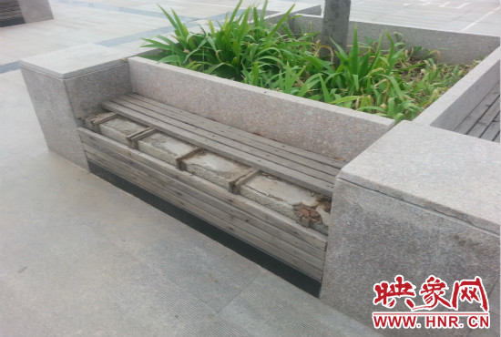 基礎(chǔ)設(shè)施破壞嚴(yán)重，一直無人修理。