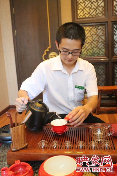 1、水壺里的水煮沸，李克勤把茶葉放進(jìn)茶荷里，準(zhǔn)備溫杯沖茶