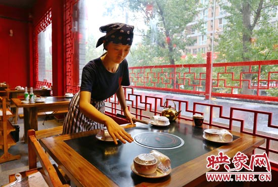 18歲女孩火鍋店打工掙學(xué)費(fèi)