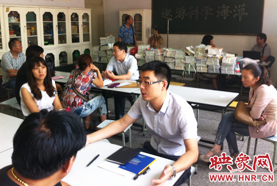 各區(qū)受理咨詢的教育部門工作人員對于提出的問題一一作出解答。