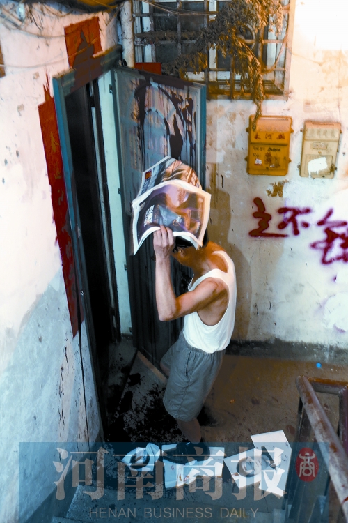 張先生家的大門和門前的地上，都被潑了紅油漆