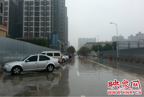 在新開通的東明路上,仍有多數(shù)私家車違規(guī)停車。