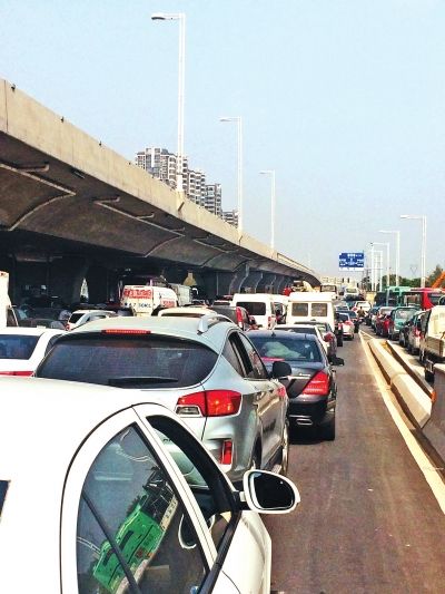 因塌方，中原路西三環(huán)交叉口附近擁堵嚴(yán)重