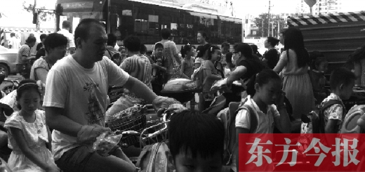 9月4日下午，文化路一小附近，大批陪讀家長接孩子。