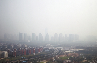 玉米秸稈煙淹了“大玉米”10月7日，霧霾籠罩下的鄭東新區(qū)CBD。