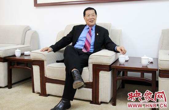 以精湛讀到的刑偵鑒識技術(shù)享譽國際的李昌鈺博士，被譽為“當(dāng)代福爾摩斯”。