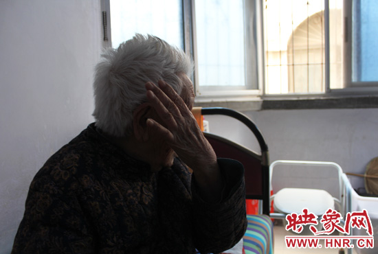 說起敬老院要搬遷,老太太忍不住流眼淚。