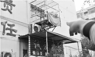 發(fā)生矛盾的一二樓鄰居，喇叭就安裝在二樓窗口。