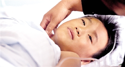 “好疼”，麻藥的效力過了，張?zhí)鞓贩浅Ｍ纯嗟珡?qiáng)忍著。