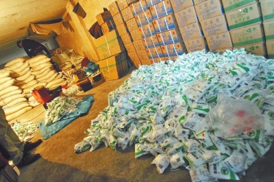 大袋的飼料添加劑氯化鈉經(jīng)過(guò)仿冒加工，就變成了小袋的食用碘鹽。