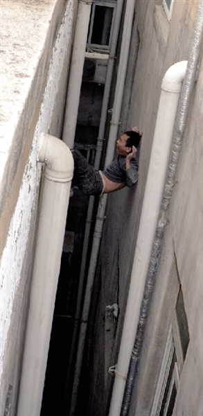 就在民警緊急施救時，他從兩樓之間摔下。