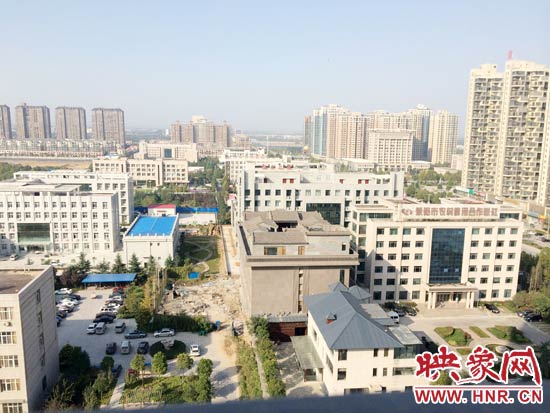 一座4層的建筑樓頂蓋上了四合院。