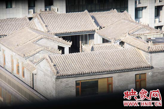 這座建筑里面的裝修奢華考究，門窗和吊頂均為紅木。