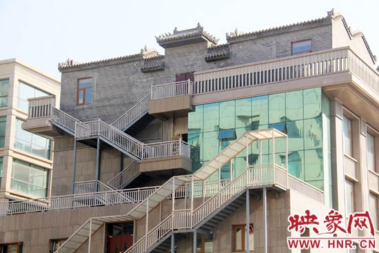 這座建筑的背面，已建好步梯。