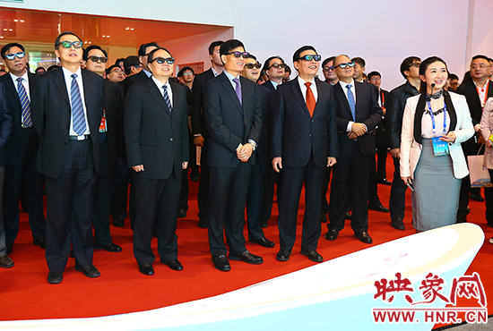 與會(huì)嘉賓觀看世界第一套偏振型LED立體電影播映系統(tǒng)