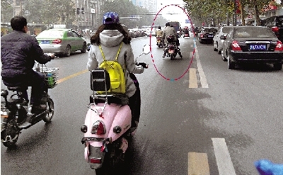 女摩的司機(jī)騎得飛快，闖了3次紅燈