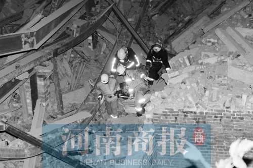 昨晚8點(diǎn)30分，消防員從廢墟中救出一名被埋者