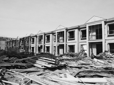 別墅群現(xiàn)場(chǎng)，工人正在施工，部分建筑已經(jīng)封頂。