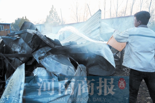 還有零星的火苗沒(méi)滅，有人在拿水澆