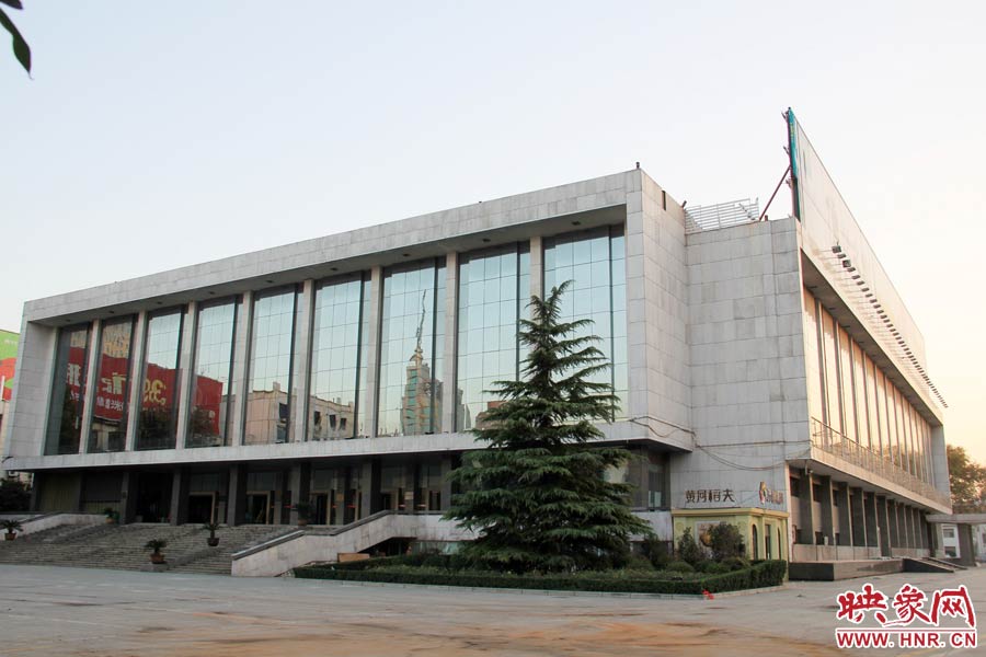 省人民會堂樓頂西側(cè)的廣告牌已經(jīng)全部拆除完畢，現(xiàn)場的施工人員和機械設(shè)備已經(jīng)全部撤離。