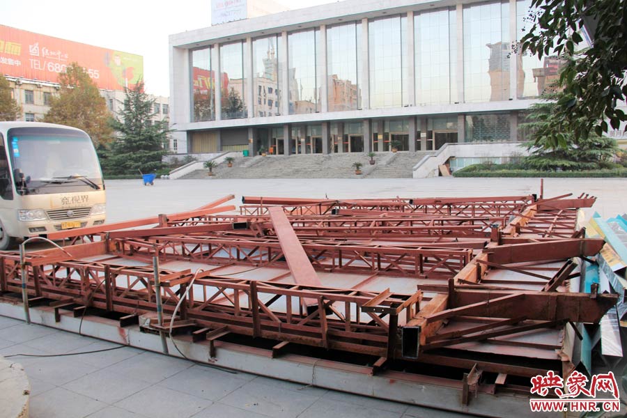 受天氣影響，拆除工作暫時中止。