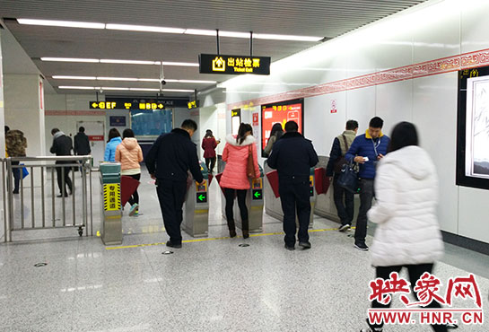 出站閘機(jī)口并沒(méi)有地鐵工作人員。